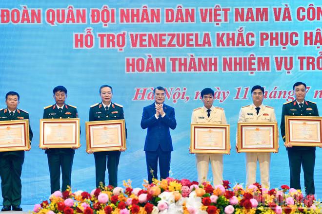 Thủ tướng Chính phủ Lê Minh Hưng trao Huân chương Bảo vệ Tổ quốc hạng Nhì và hạng Ba tặng các tập thể thuộc lực lượng cứu hộ, cứu nạn Quân đội nhân dân Việt Nam và Công an nhân dân Việt Nam tại Lễ tuyên dương. (Ảnh: Thanh Giang)
