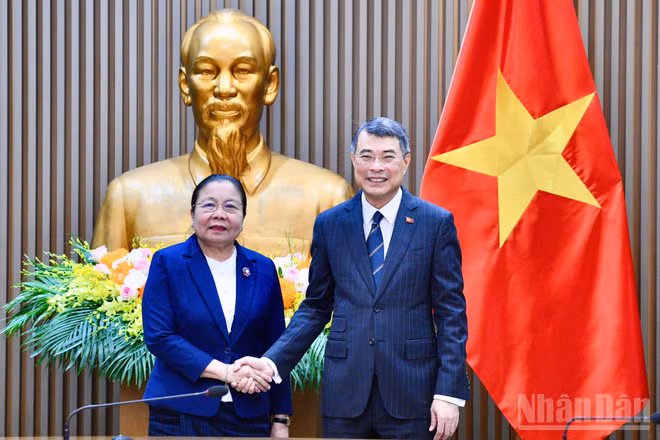 Thủ tướng Chính phủ Lê Minh Hưng và đồng chí Sisay Leudetmounsone, Ủy viên Bộ Chính trị, Bí thư Trung ương Đảng, Trưởng Ban Tổ chức Trung ương Đảng Nhân dân Cách mạng Lào. (Ảnh: THANH GIANG)