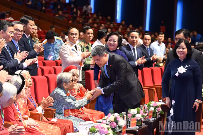 Thủ tướng Chính phủ Lê Minh Hưng ân cần thăm hỏi một Bà mẹ Việt Nam Anh hùng tại Hội nghị Tri ân người có công với cách mạng toàn quốc năm 2026. (Ảnh: TRẦN HẢI)