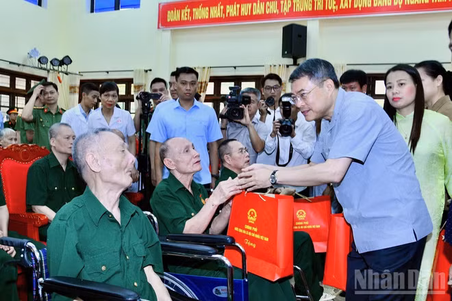 Thủ tướng Chính phủ Lê Minh Hưng ân cần thăm hỏi, tặng quà cho các bác thương binh đang điều trị tại Trung tâm Điều dưỡng thương binh Kim Bảng. (Ảnh: Thanh Giang)