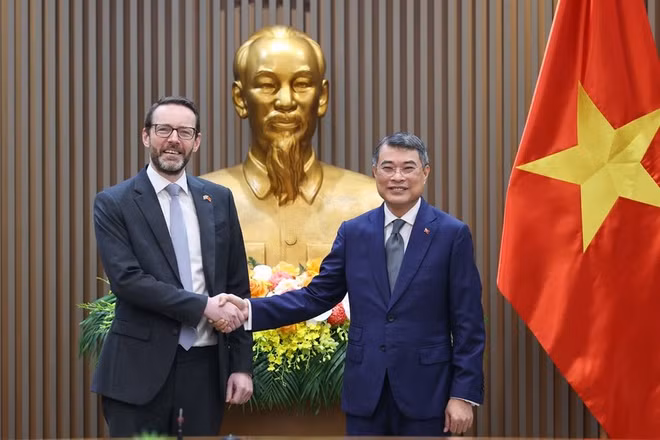 Thủ tướng Chính phủ Lê Minh Hưng tiếp Đại sứ Vương quốc Liên hiệp Anh và Bắc Ireland tại Việt Nam Iain Frew. (Ảnh: VGP/Nhật Bắc)