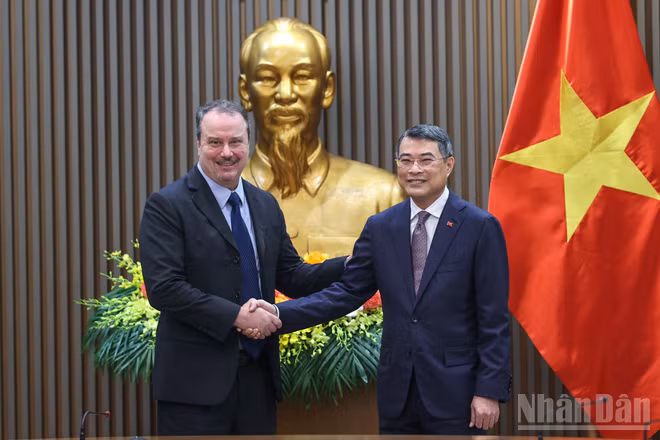 Thủ tướng Chính phủ Lê Minh Hưng và Đại sứ Rick Switzer, Phó Đại diện Thương mại Hoa Kỳ. (Ảnh: THANH GIANG)
