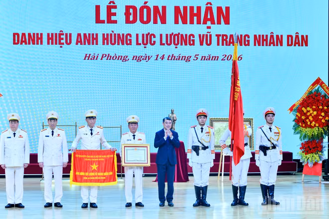 Thủ tướng Chính phủ Lê Minh Hưng trao Danh hiệu Anh hùng Lực lượng vũ trang nhân dân tặng Công an thành phố Hải Phòng. (Ảnh: THANH GIANG)