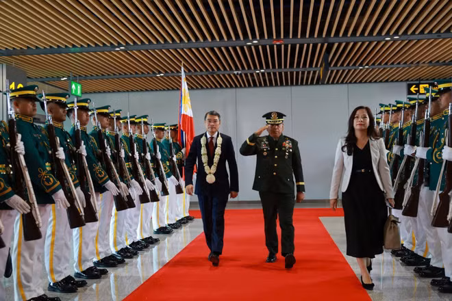 Lễ đón Thủ tướng Chính phủ Lê Minh Hưng tại sân bay quốc tế Mactan-Cebu. (Ảnh: VGP/Nhật Bắc)