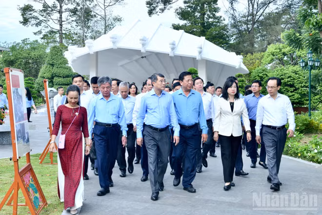 Thủ tướng Chính phủ Lê Minh Hưng và Đoàn công tác tại khu vực Mộ Cụ Phó bảng Nguyễn Sinh Sắc. (Ảnh: Thanh Giang)