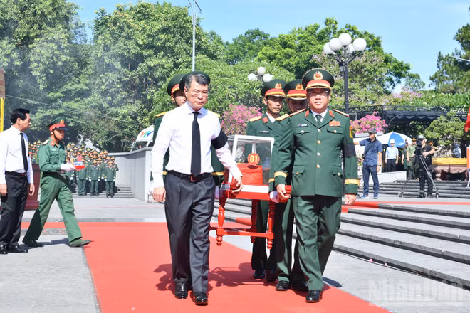 Thủ tướng Chính phủ Lê Minh Hưng cùng lãnh đạo Bộ Quốc phòng di chuyển hài cốt liệt sĩ về vị trí an táng. (Ảnh: Thanh Giang)