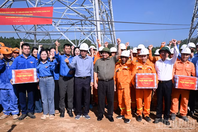 Thủ tướng Phạm Minh Chính và các đơn vị thi công bày tỏ quyết tâm hoàn thành Dự án Đường dây 500kV Lào Cai-Vĩnh Yên đúng tiến độ. (Ảnh: TRẦN HẢI)