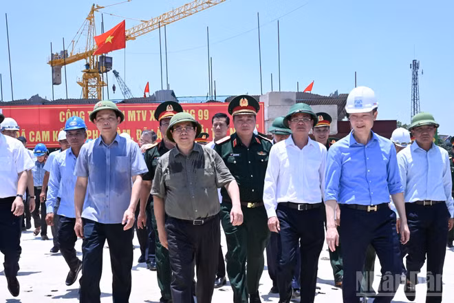 Thủ tướng Chính phủ Phạm Minh Chính thị sát công trường xây dựng cầu Phong Châu mới.