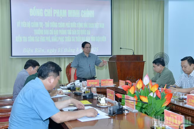 Thủ tướng Chính phủ Phạm Minh Chính chủ trì cuộc họp bàn giải pháp ứng phó, khắc phục hậu quả thiên ta mưa lũ. (Ảnh: Thanh Giang)