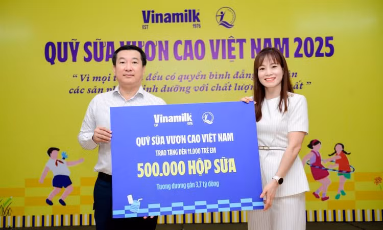 Ông Đỗ Thanh Tuấn - Giám đốc Đối ngoại Vinamilk - trao tặng bảng tượng trưng 500.000 hộp sữa cho đại diện Quỹ Bảo trợ Trẻ em Việt Nam nhân dịp khởi động Quỹ sữa năm 2025. (Ảnh: Nam Anh)