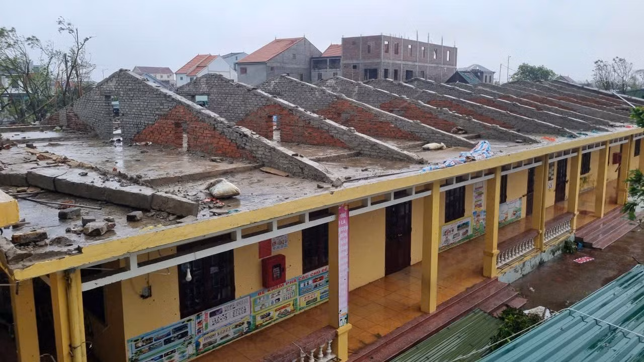 truong-hoc-xa-co-dam-ha-tinh-bi-toc-mai.jpg