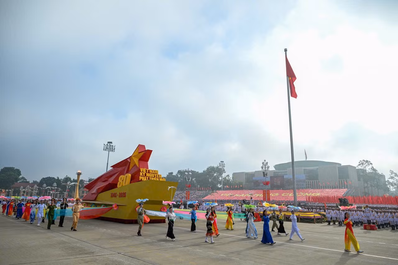 xe-bieu-tuong-80-nam-cach-mang-thang-tam.jpg