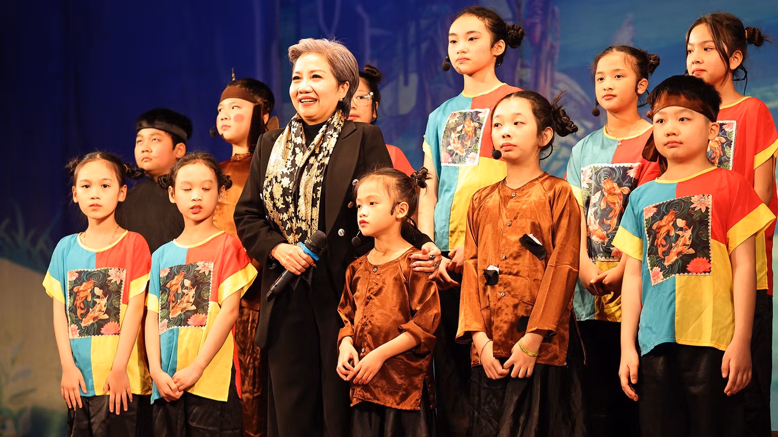 nghe-si-ngoc-anh-va-lop-hoc-hoa-ca-nhip-cheo.jpg
