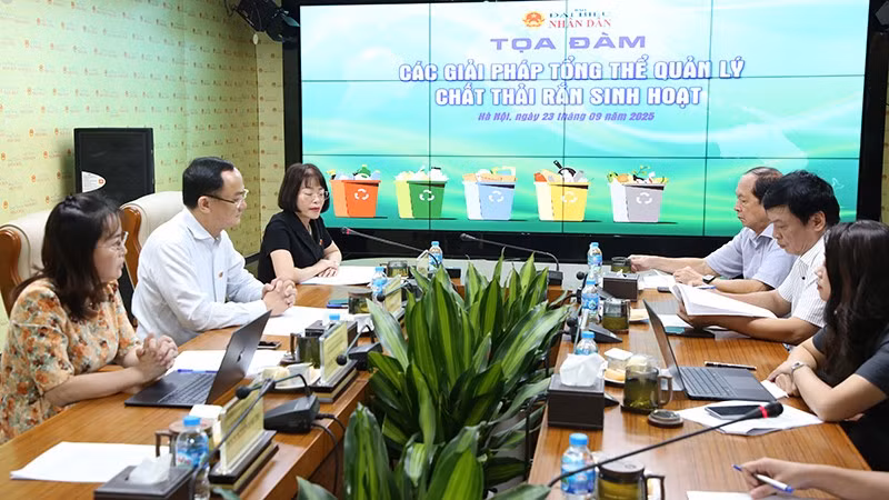 toa-dam-rac-thai-sinh-hoat-1.jpg