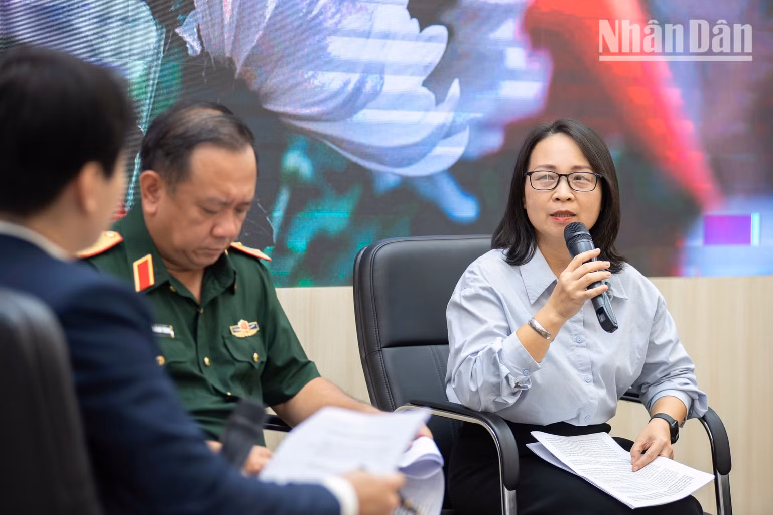 ngo-kieu-lien-cuc-nguoi-co-cong-1.jpg