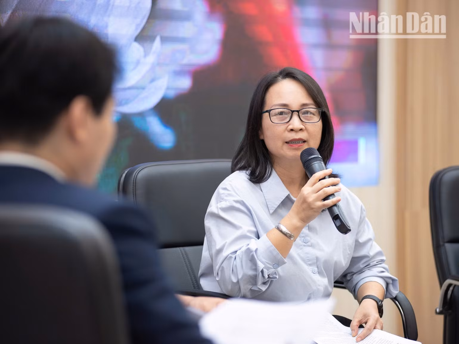 ngo-kieu-lien-cuc-nguoi-co-cong.jpg