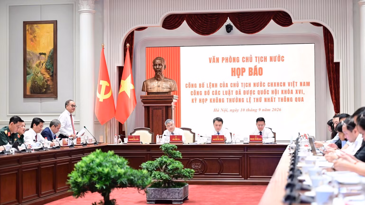 thu-truong-noi-vu-vu-chien-thang-tai-le-cong-bo-luat-sua-doi-dua-nguoi-vietnam-di-lam-o-nuoc-ngoai-theo-hop-dong-2.jpg