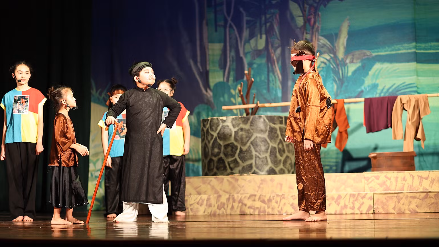 cheo-thang-bom-va-co-gai-mu.jpg