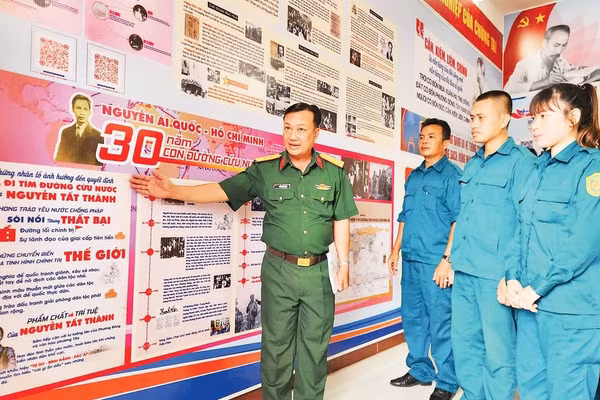 Cán bộ, chiến sĩ Ban Chỉ huy quân sự xã Vĩnh Bình tìm hiểu tư liệu về Bác Hồ tại “Không gian văn hóa Hồ Chí Minh”.