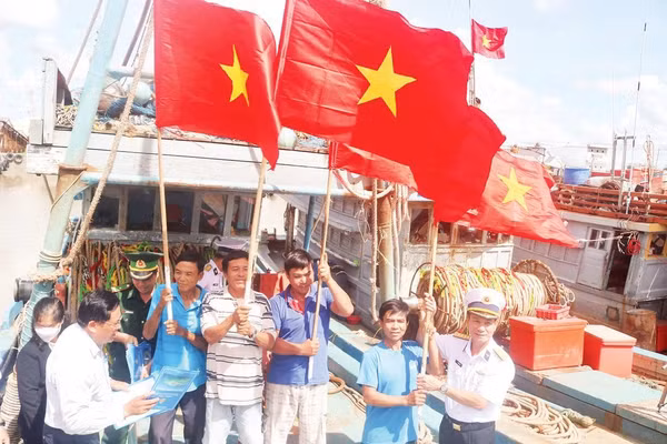 Hải quân Vùng 2 tặng cờ Tổ quốc cho ngư dân xã Đại An, tỉnh Vĩnh Long.