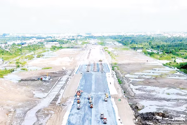 Công trường dự án Nâng cấp, mở rộng Cảng hàng không Cà Mau nhìn từ trên cao; đường cất hạ cánh mới dài 2.400m đang dần hoàn thiện
