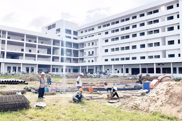 Nhà thầu tập trung thi công Bệnh viện Ung bướu Cần Thơ.
