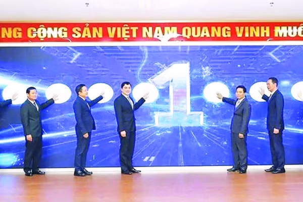 Các đại biểu vận hành Trung tâm giám sát, điều hành thông minh Thanh Hóa. (Ảnh ML)