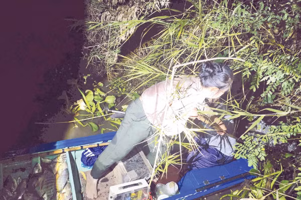 Đối tượng Cao Thị Xương, ngụ phường Mỹ Phước Tây (tỉnh Đồng Tháp) dùng xung điện đánh bắt thủy sản trái phép.