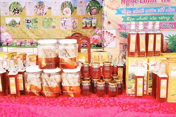 Sản phẩm ong rừng U Minh Thượng được trưng bày tại các hội chợ thương mại.