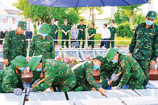 Lực lượng chuyên môn tiến hành lấy mẫu ADN đối với những phần mộ chưa xác định được thông tin tại Nghĩa trang liệt sĩ Châu Thành, xã Phú Hựu, tỉnh Đồng Tháp (Ảnh VIỆT TIẾN)