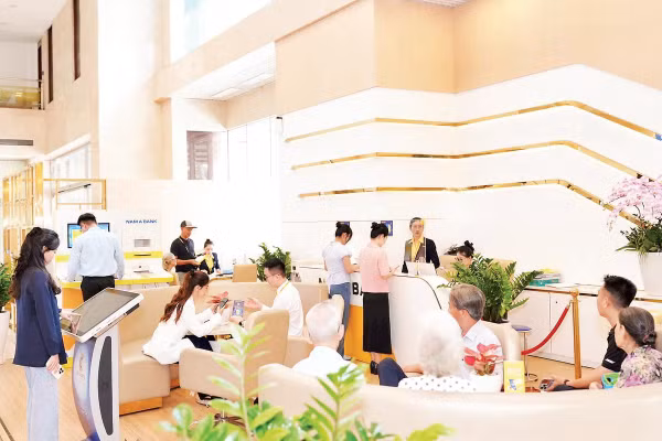 Khách hàng trải nghiệm dịch vụ số tại Nam A Bank (Ảnh NAM A BANK)