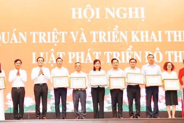 Lãnh đạo Thành phố Hồ Chí Minh trao bằng khen tặng các tập thể tại hội nghị.