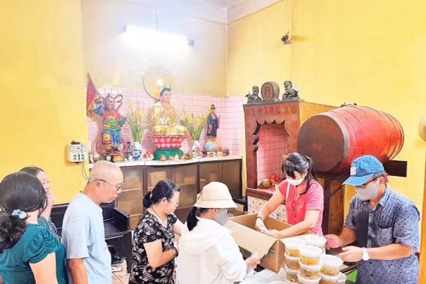 Phát bánh canh chay, cơm chay tại chùa Đại Từ Liên Xã trong khuôn viên Bệnh viện Nguyễn Tri Phương.