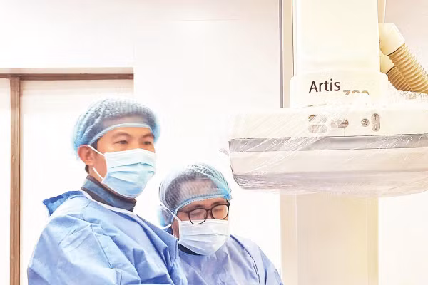 Ê-kíp bác sĩ tại Bệnh viện đa khoa Thủ Đức can thiệp chuyên sâu ca cấp cứu bệnh nhân T.