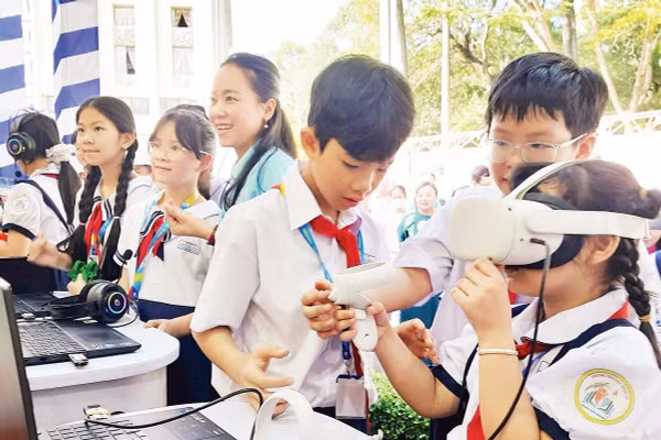 Học sinh trải nghiệm thiết bị thực tế ảo tại ngày hội chuyển đổi số ngành giáo dục. 