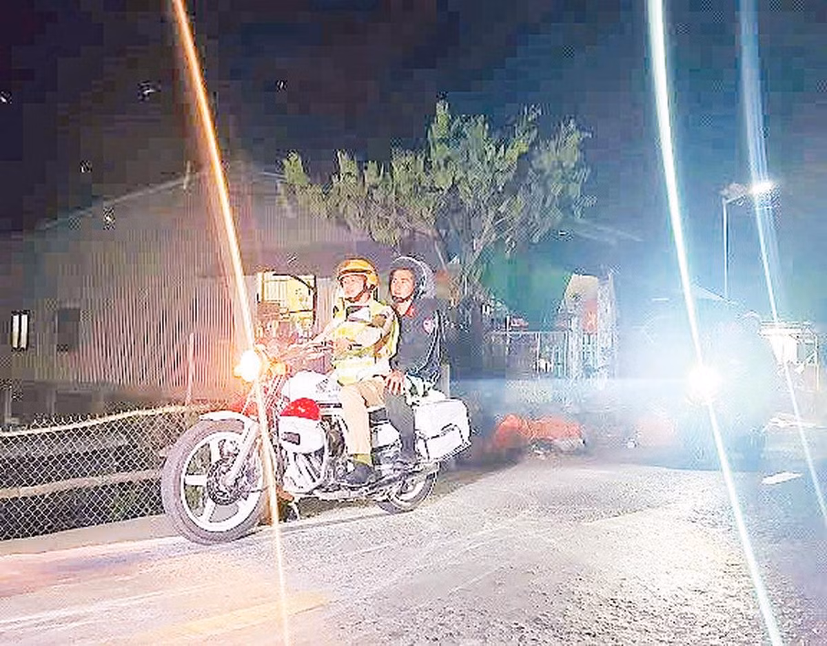 Lực lượng Công an tỉnh Đồng Tháp tuần tra ngăn chặn đối tượng dùng xe mô-tô chở thuốc lá điếu nhập lậu (Ảnh CÔNG AN TỈNH ĐỒNG THÁP)