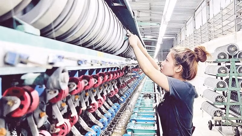 Sản xuất tơ lụa tại một doanh nghiệp ở Lâm Đồng (Ảnh MAI VĂN BẢO)