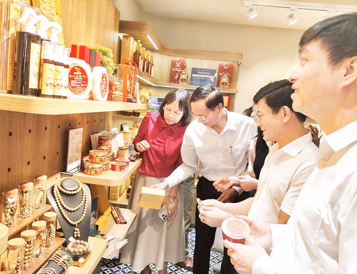 Lãnh đạo Sở Công thương tỉnh Hà Tĩnh giới thiệu với khách hàng các sản phẩm OCOP của địa phương tại “Tuần lễ sản phẩm Hà Tĩnh tại Thủ đô”.