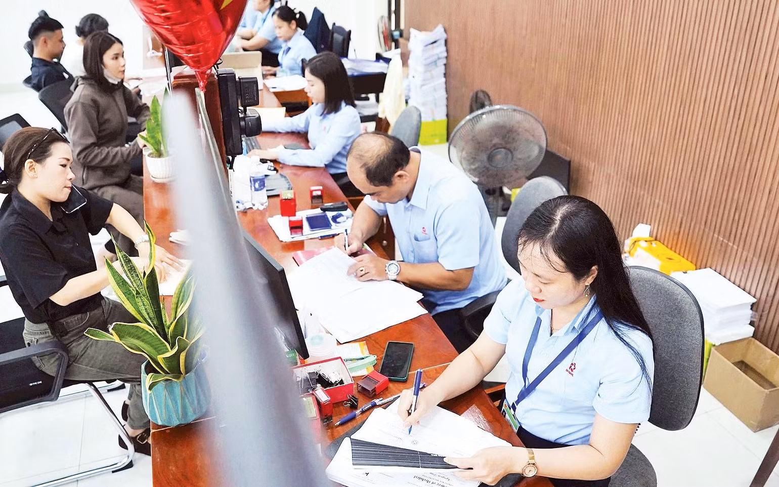 Cán bộ làm việc tại Trung tâm phục vụ hành chính công phường Hải Châu.