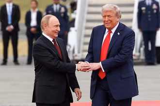 [Video] Tổng thống Trump bất ngờ thay đổi lập trường sau cuộc gặp với Nga 