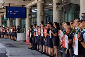 [Video] Cuộc đình công của 10 nghìn tiếp viên khiến hãng hàng không lớn nhất Canada tê liệt 