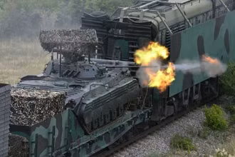 [Video] Nga triển khai tàu bọc thép hạng nặng áp sát chiến tuyến Ukraine 