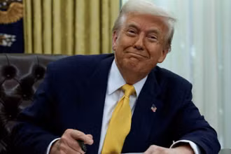 [Video] Nguyên nhân Nhà Trắng xác nhận tổng thống Trump suy tĩnh mạch 