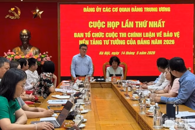 Đồng chí Lê Quốc Minh, Ủy viên Trung ương Đảng, Tổng Biên tập Báo Nhân Dân, Phó Trưởng Ban Tuyên giáo và Dân vận Trung ương, Chủ tịch Hội Nhà báo Việt Nam phát biểu tại cuộc họp.