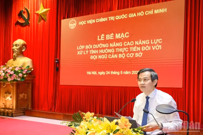 Đồng chí Đoàn Minh Huấn, Ủy viên Bộ Chính trị, Giám đốc Học viện Chính trị quốc gia Hồ Chí Minh phát biểu bế mạc lớp bồi dưỡng. (Ảnh: BẢO LONG)