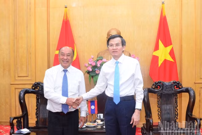 Đồng chí Đoàn Minh Huấn, Ủy viên Bộ Chính trị, Giám đốc Học viện Chính trị quốc gia Hồ Chí Minh tiếp đồng chí Leeber Leebouapao, Ủy viên Ban Chấp hành Trung ương Đảng Nhân dân Cách mạng Lào, Bí thư Đảng ủy, Chủ tịch Viện Khoa học kinh tế và xã hội quốc gia Lào. (Ảnh: PHẠM CƯỜNG)