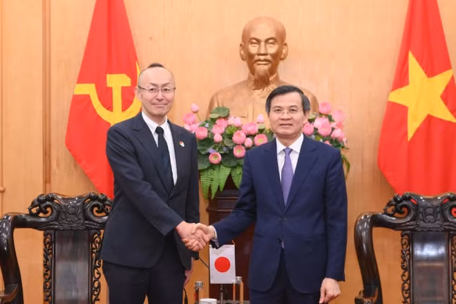 Đồng chí Đoàn Minh Huấn, Ủy viên Bộ Chính trị, Giám đốc Học viện Chính trị quốc gia Hồ Chí Minh tiếp Trưởng Đại diện JICA tại Việt Nam Kobayashi Yosuke. (Ảnh: THẾ ĐẠI)