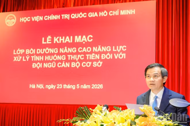 Đồng chí Đoàn Minh Huấn, Ủy viên Bộ Chính trị, Giám đốc Học viện Chính trị quốc gia Hồ Chí Minh phát biểu khai mạc lớp bồi dưỡng. (Ảnh: BẢO LONG)