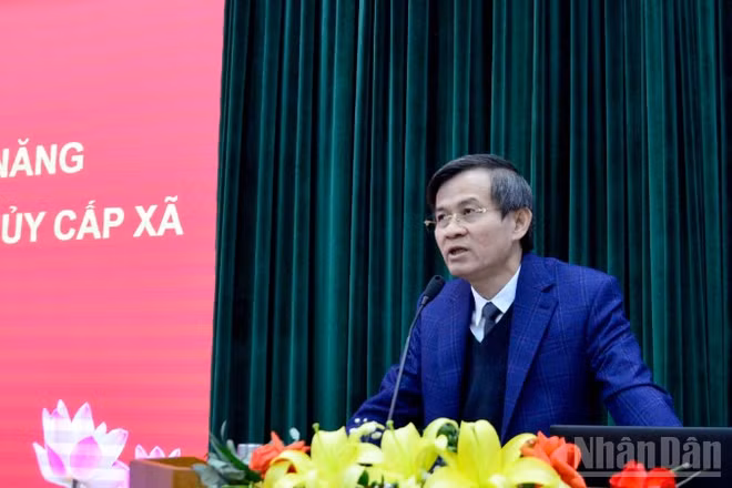 Đồng chí Đoàn Minh Huấn, Ủy viên Trung ương Đảng, Phó Giám đốc Thường trực Học viện Chính trị quốc gia Hồ Chí Minh phát biểu bế giảng lớp bồi dưỡng. (Ảnh: PHẠM CƯỜNG)
