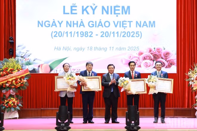 Đồng chí Nguyễn Xuân Thắng, Ủy viên Bộ Chính trị, Giám đốc Học viện Chính trị quốc gia Hồ Chí Minh, Chủ tịch Hội đồng Lý luận Trung ương trao Huân chương Lao động hạng Nhì, hạng Ba của Chủ tịch nước tặng các cá nhân của Học viện Chính trị quốc gia Hồ Chí Minh. (Ảnh: PHẠM CƯỜNG)
